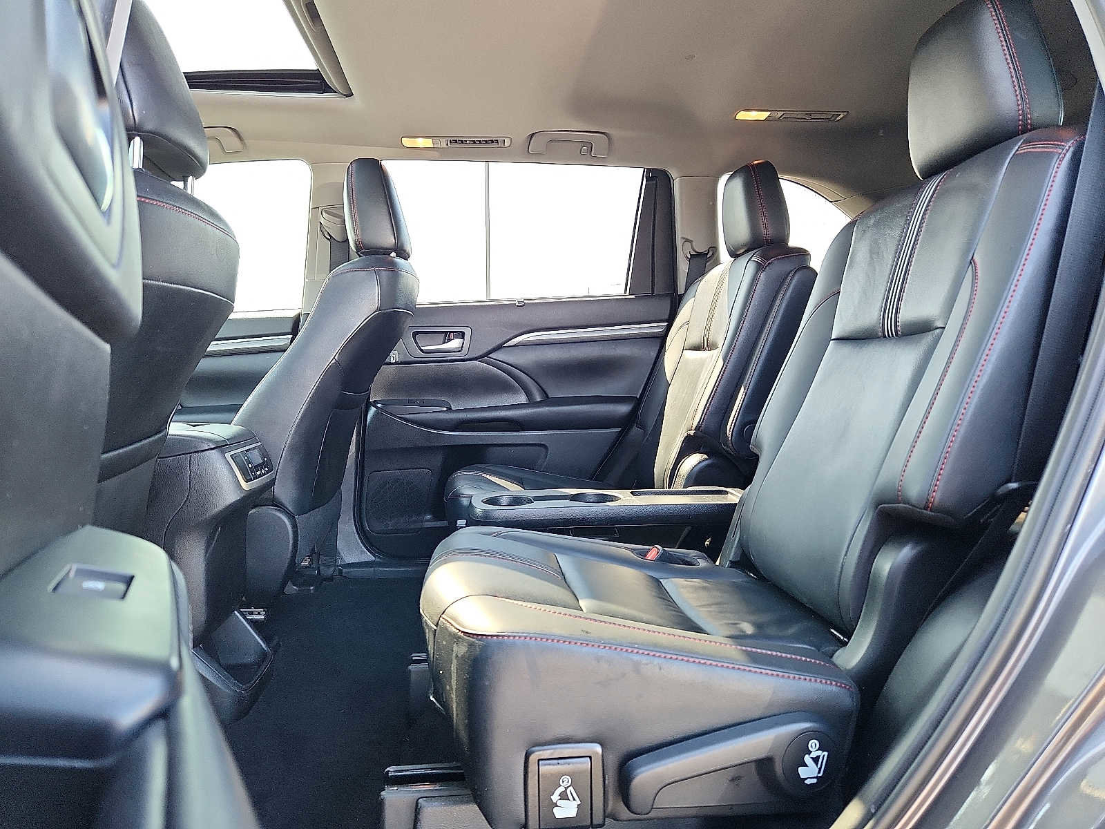 Used 2019 Toyota Highlander SE image 10