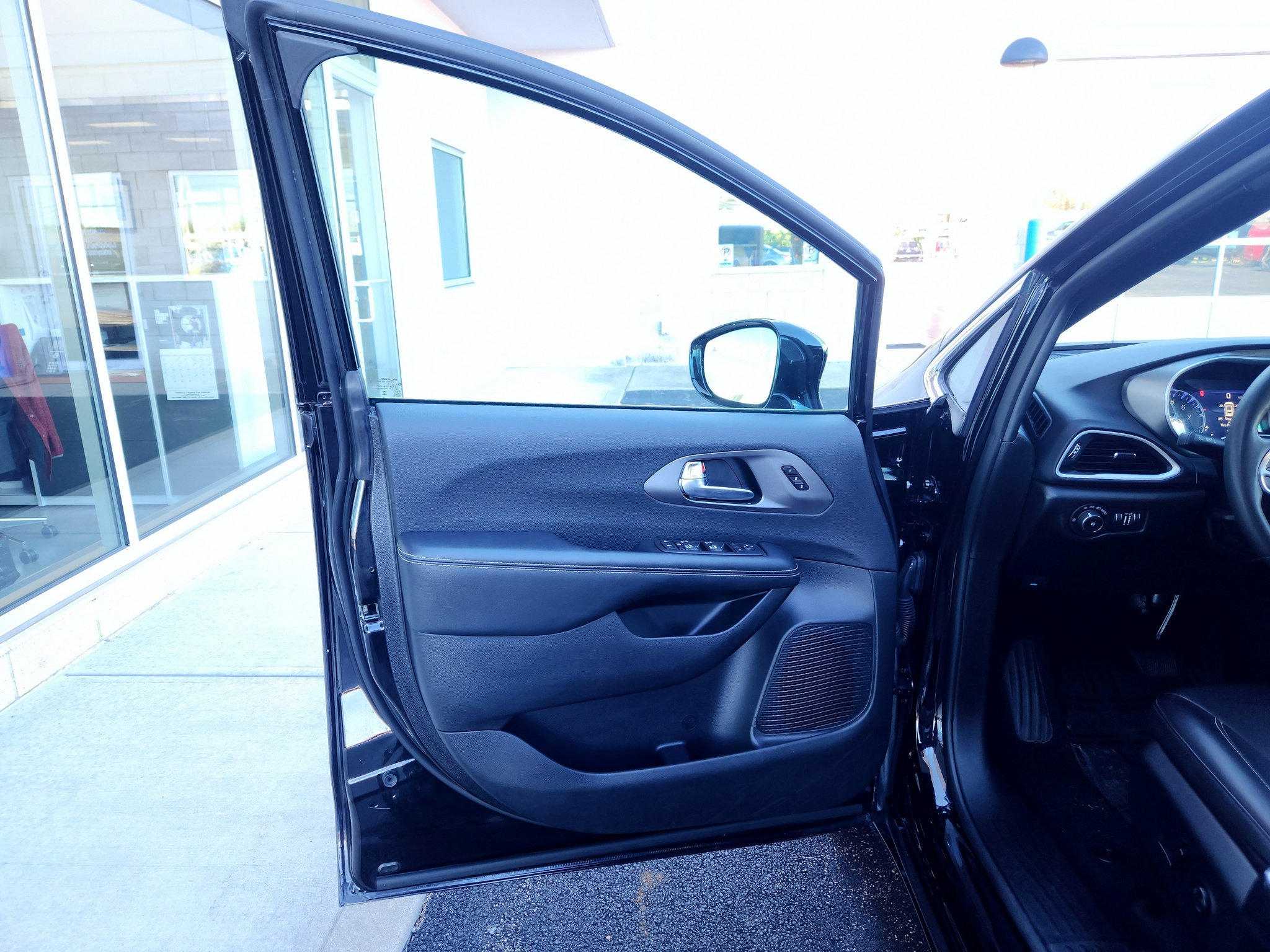Used 2025 Chrysler Pacifica Select FWD image 20