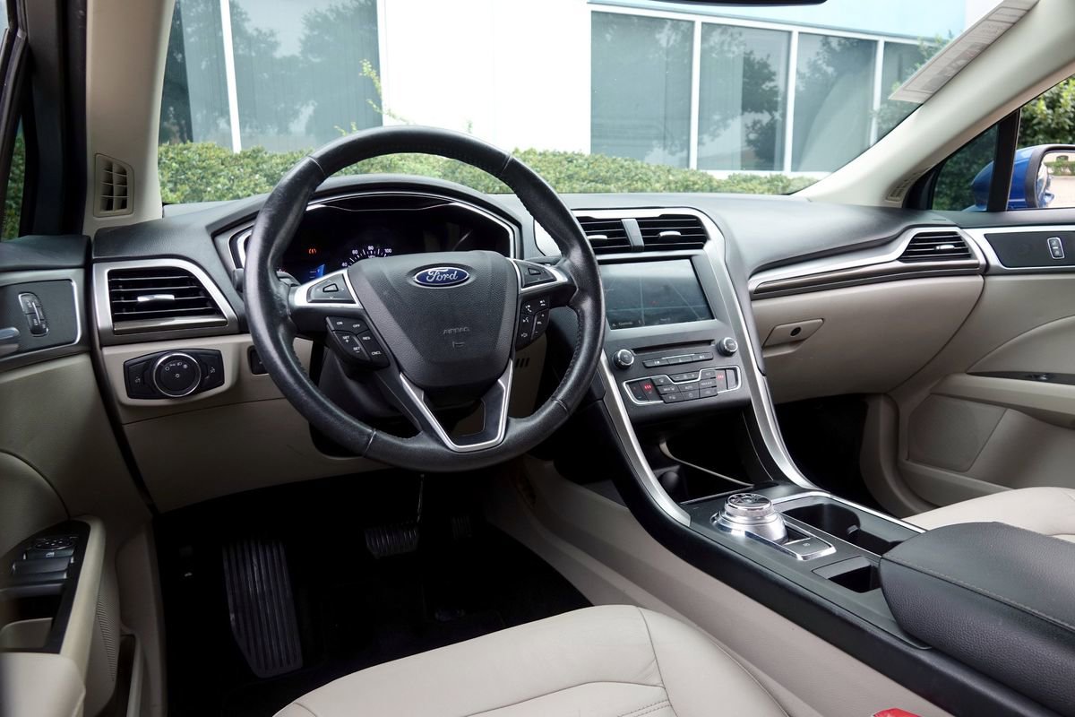 Used 2018 Ford Fusion SE w/ Fusion SE Technology Package image 5