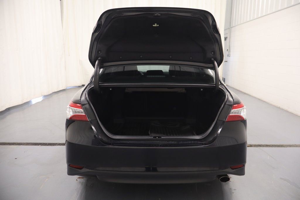 Used 2018 Toyota Camry XLE image 18