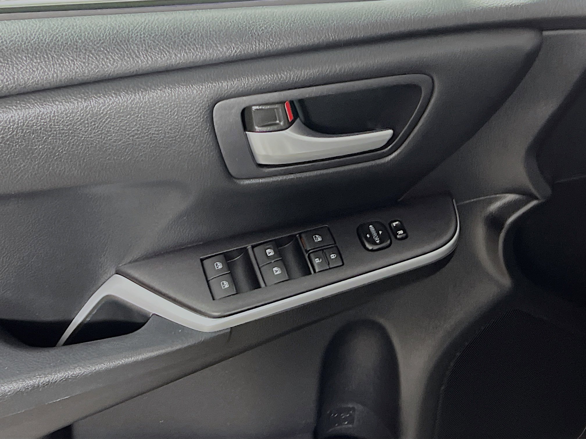 Used 2015 Toyota Camry SE FWD image 17