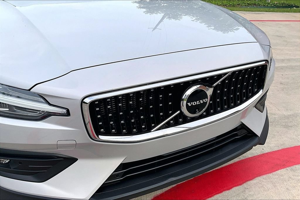 Certified 2025 Volvo V60 B5 Cross Country Plus AWD/4WD image 38