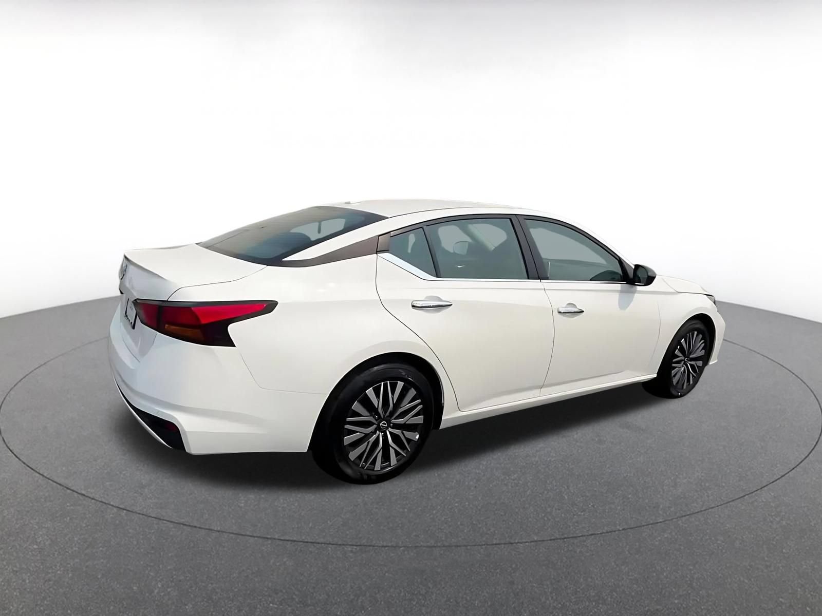 Used 2025 Nissan Altima 2.5 SV FWD image 13