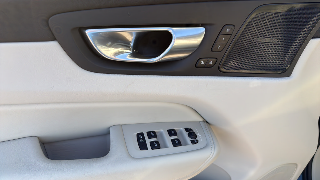 Used 2025 Volvo XC60 B5 Ultra w/ Protection Package Premier AWD/4WD image 11