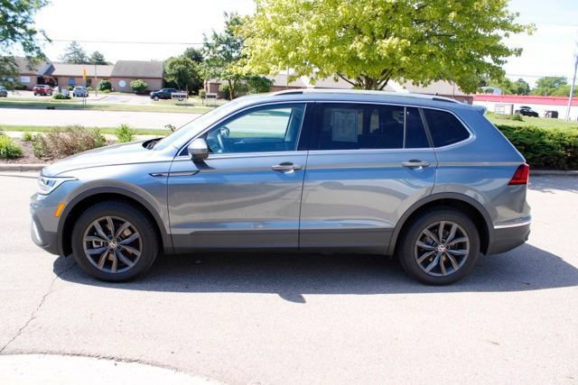 Used 2023 Volkswagen Tiguan SE w/ Panoramic Sunroof Package AWD/4WD image 7