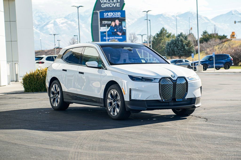Used 2025 BMW iX xDrive50 image 3