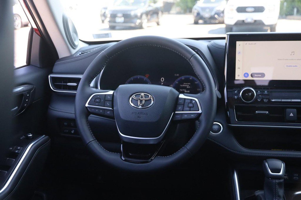 Used 2025 Toyota Highlander Platinum AWD/4WD image 28