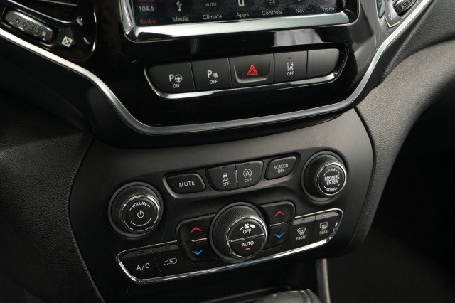 Used 2019 Jeep Cherokee Limited w/ Luxury Group AWD/4WD image 40