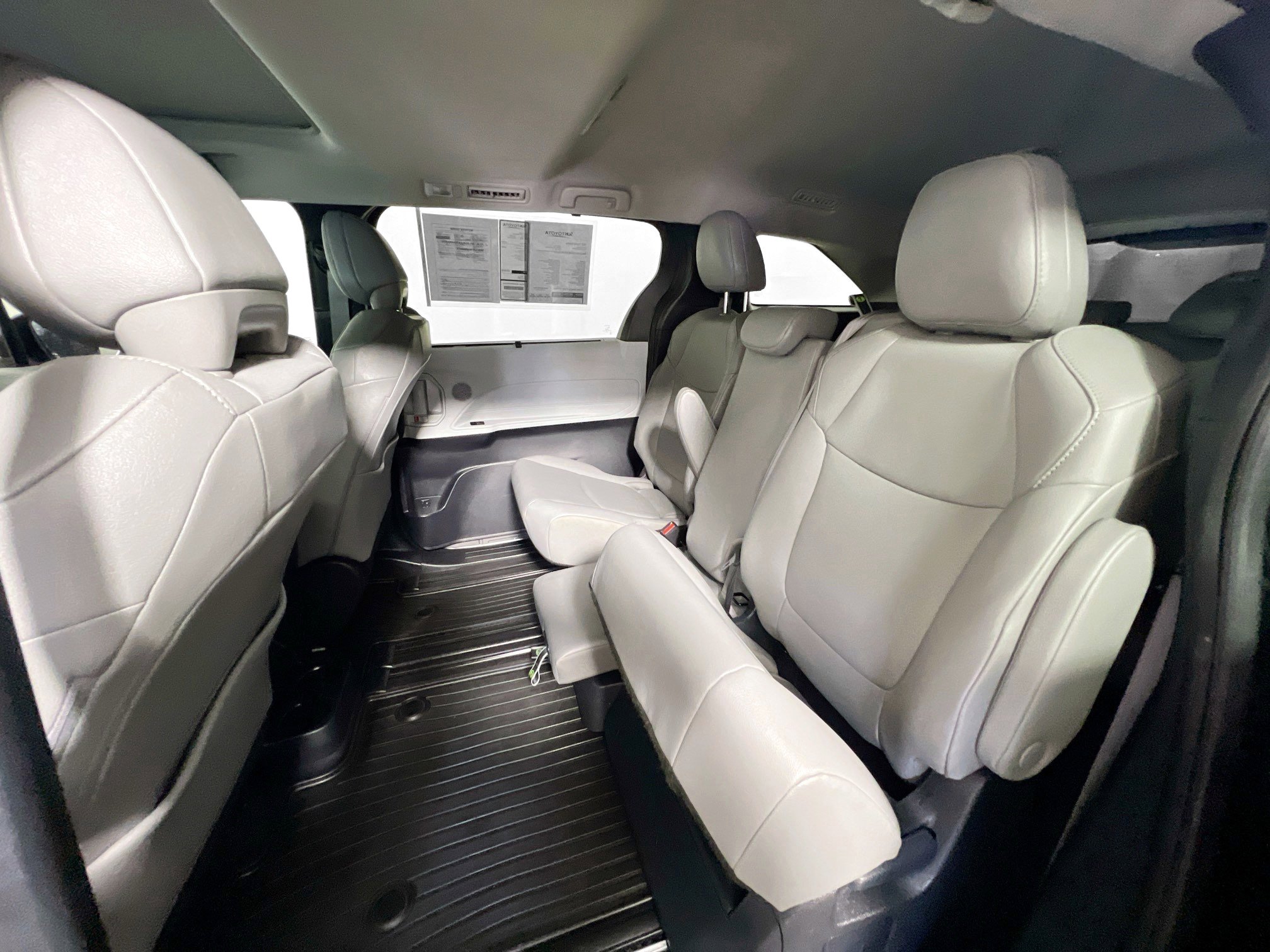 Used 2025 Toyota Sienna XLE FWD image 29