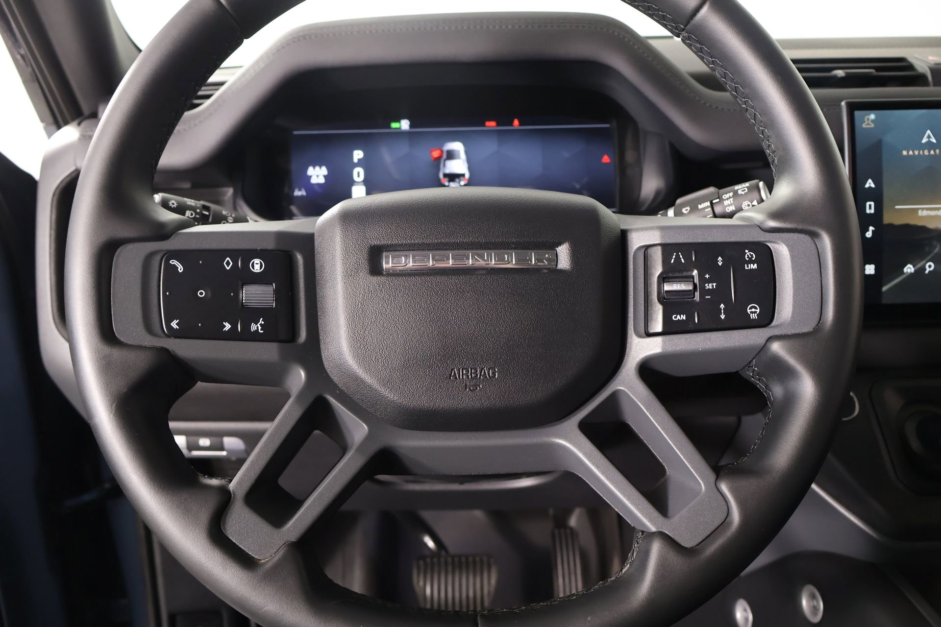 Used 2025 Land Rover Defender 110 X-Dynamic SE image 3