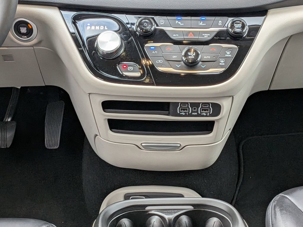 Used 2024 Chrysler Pacifica Touring-L FWD image 21