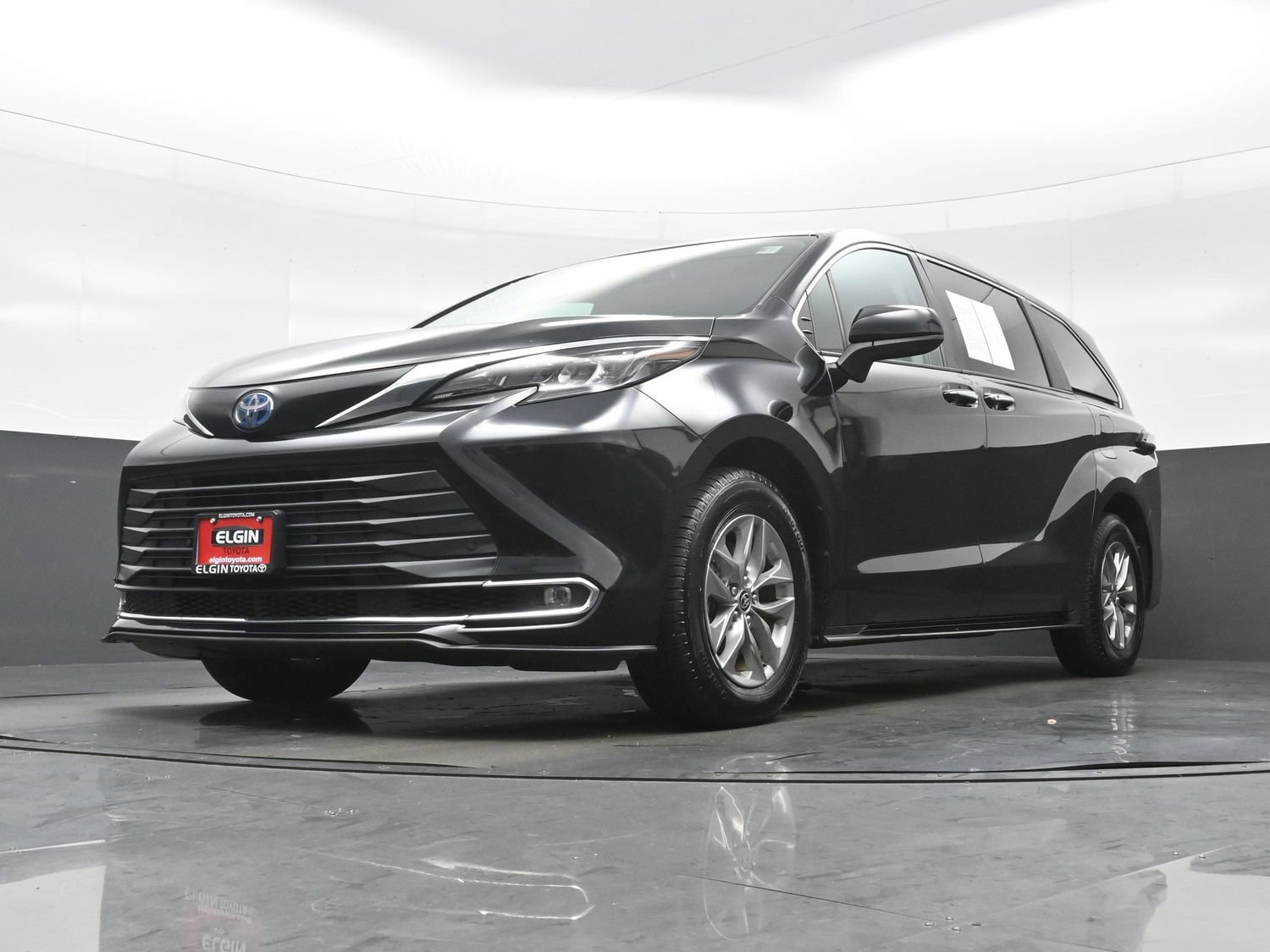 Used 2024 Toyota Sienna XLE FWD image 30