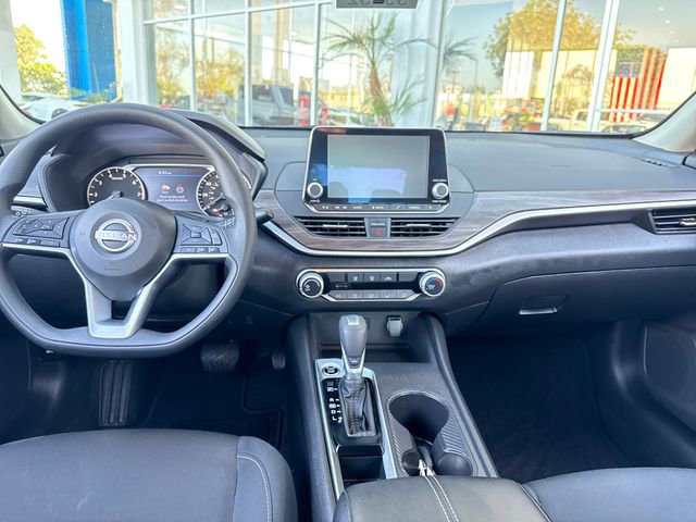 Used 2025 Nissan Altima 2.5 SV FWD image 12