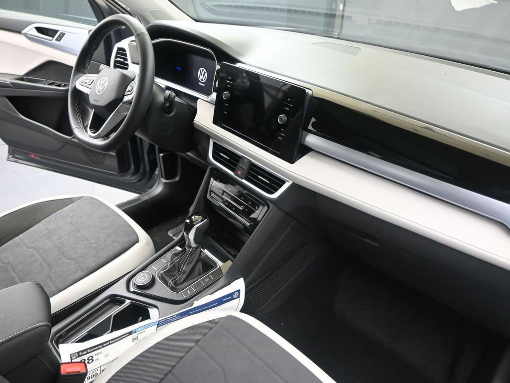 Used 2025 Volkswagen Taos SE w/ Panoramic Sunroof Package image 13
