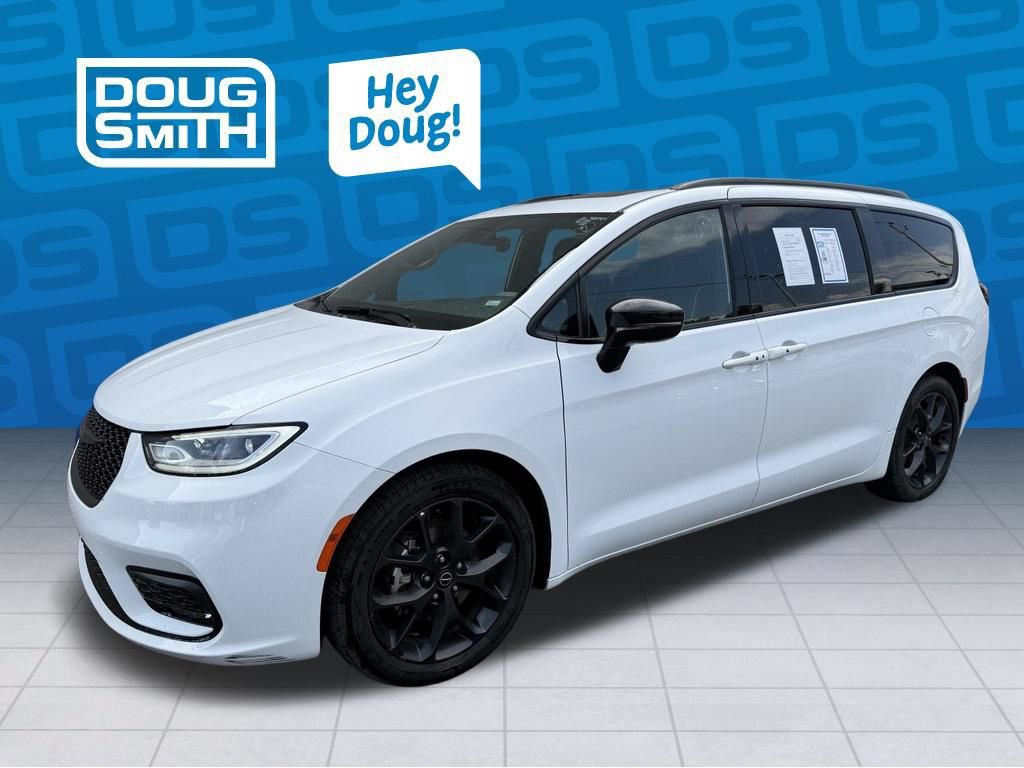 Used 2025 Chrysler Pacifica Limited FWD image 1