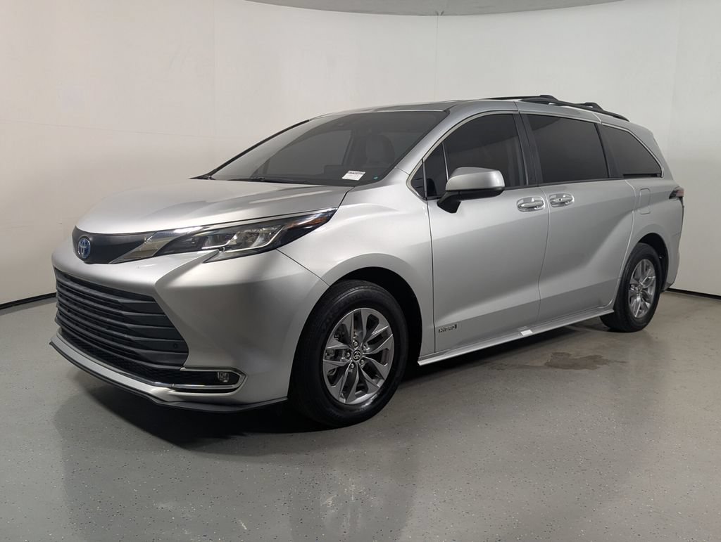Used 2021 Toyota Sienna XLE FWD image 3