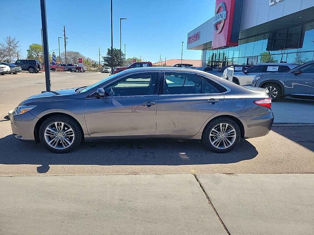 Used 2017 Toyota Camry SE image 4