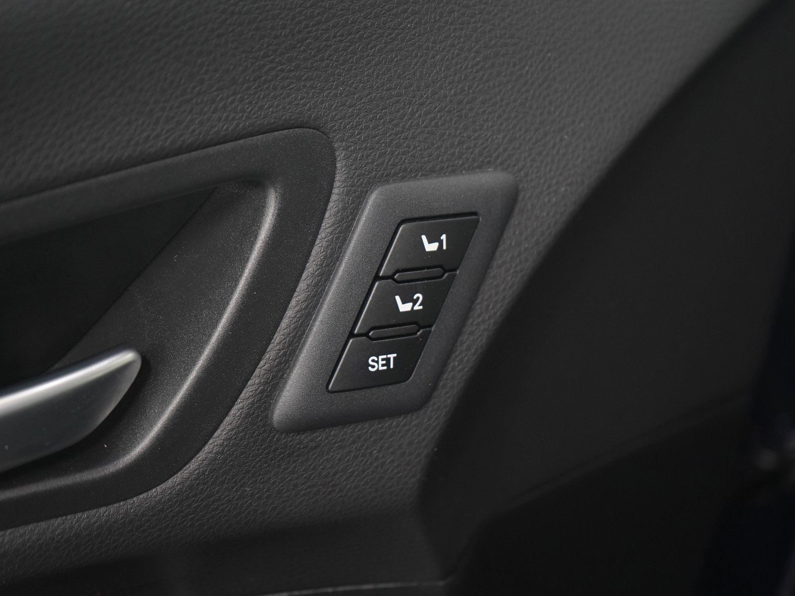 Used 2025 Toyota Sienna Platinum image 28