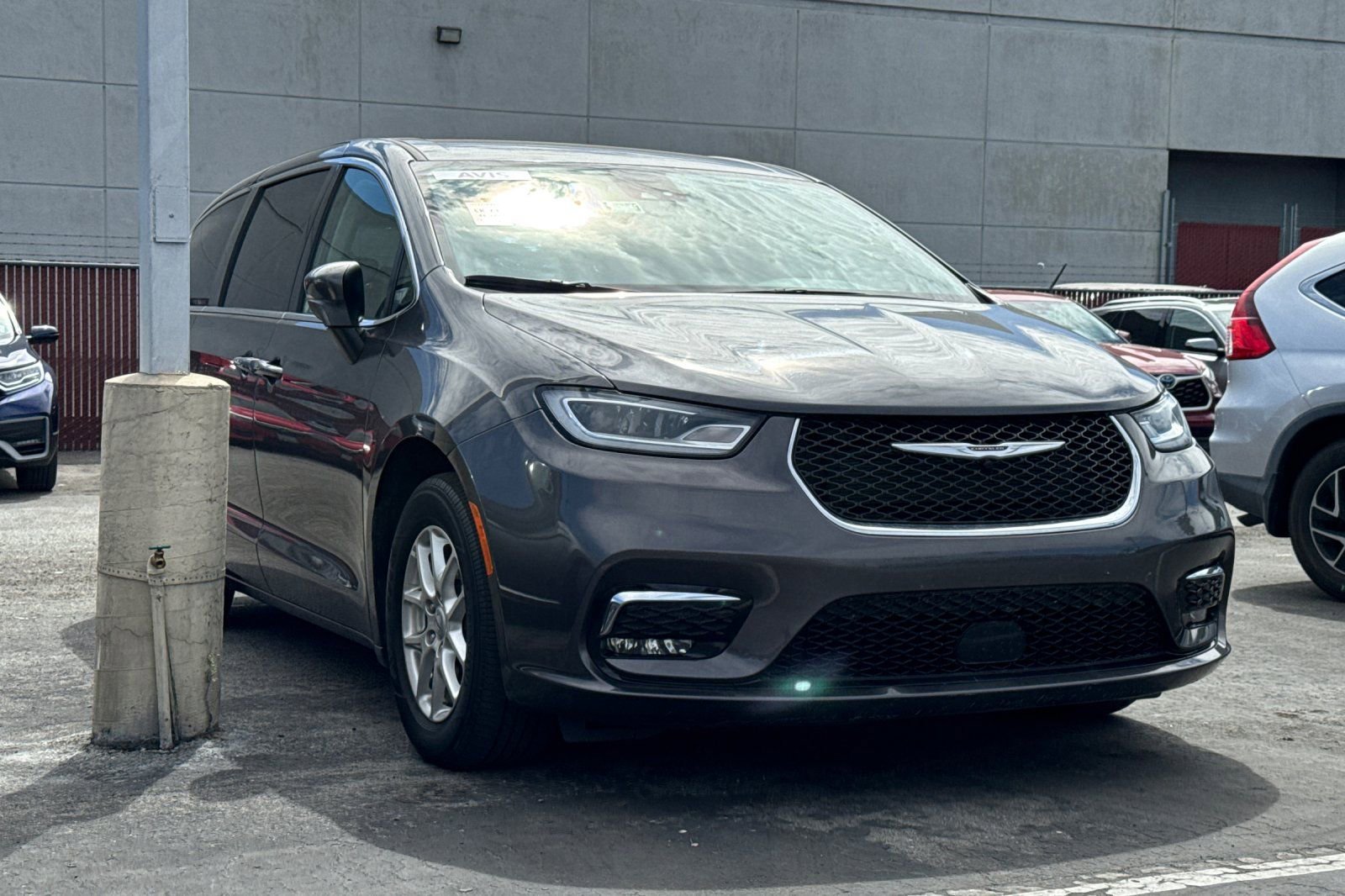 Used 2023 Chrysler Pacifica Touring-L FWD image 2