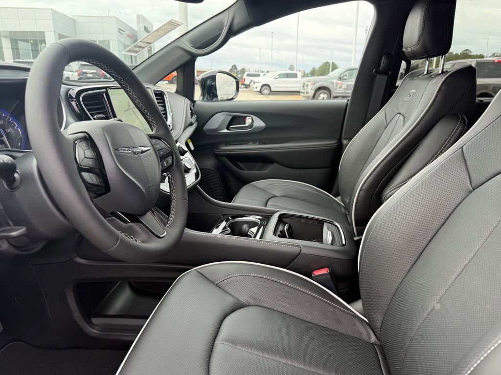 New 2026 Chrysler Pacifica Limited image 9
