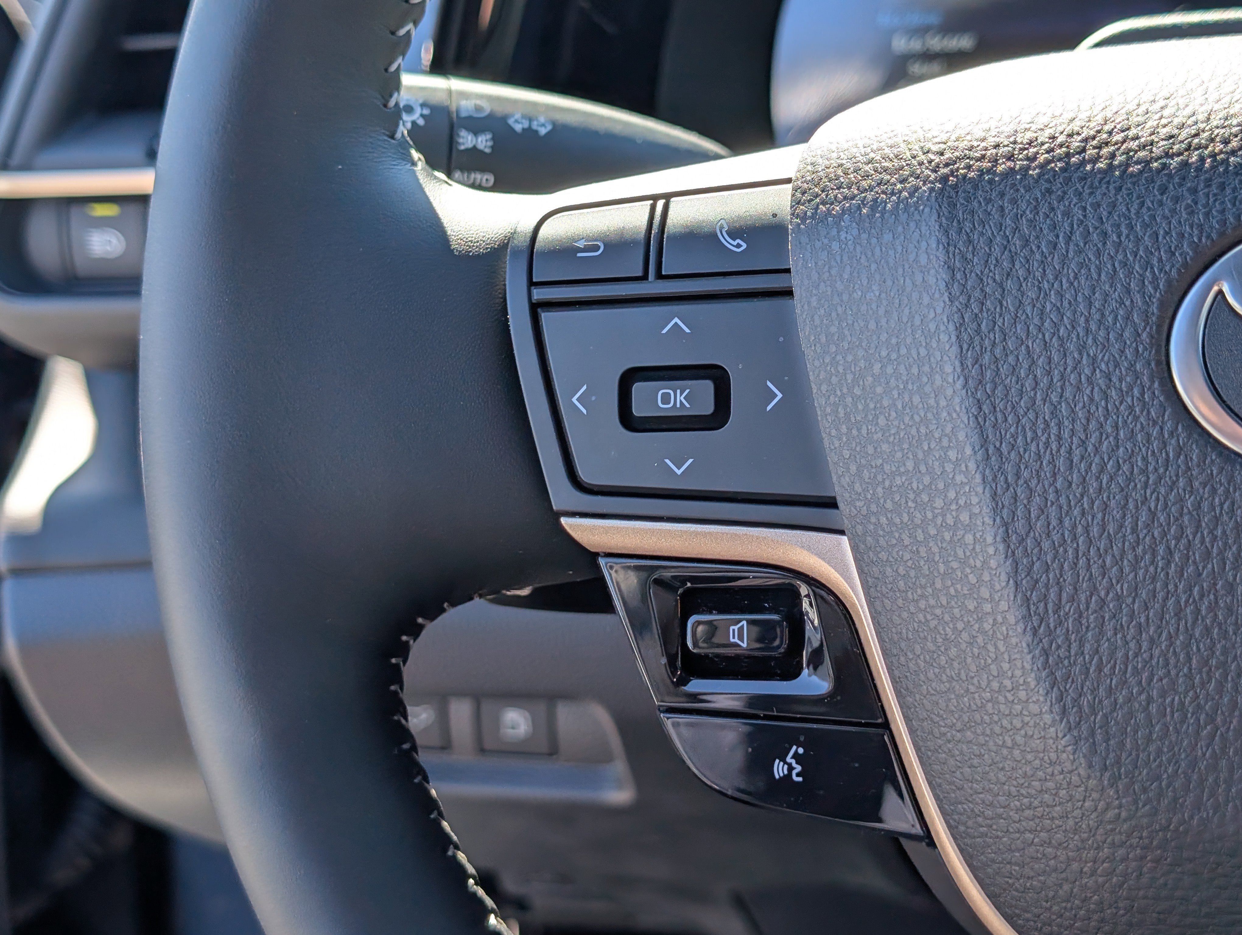 Used 2025 Toyota Crown Signia w/ Advanced Technology Package image 25