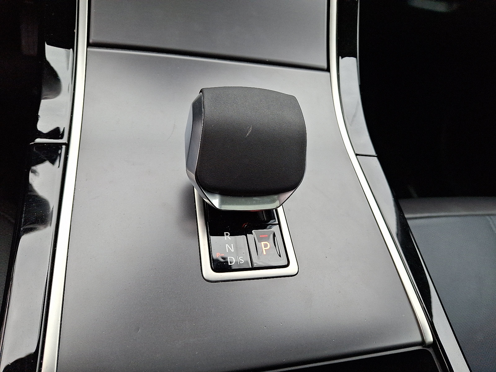 Used 2026 Land Rover Range Rover Velar S AWD/4WD image 15