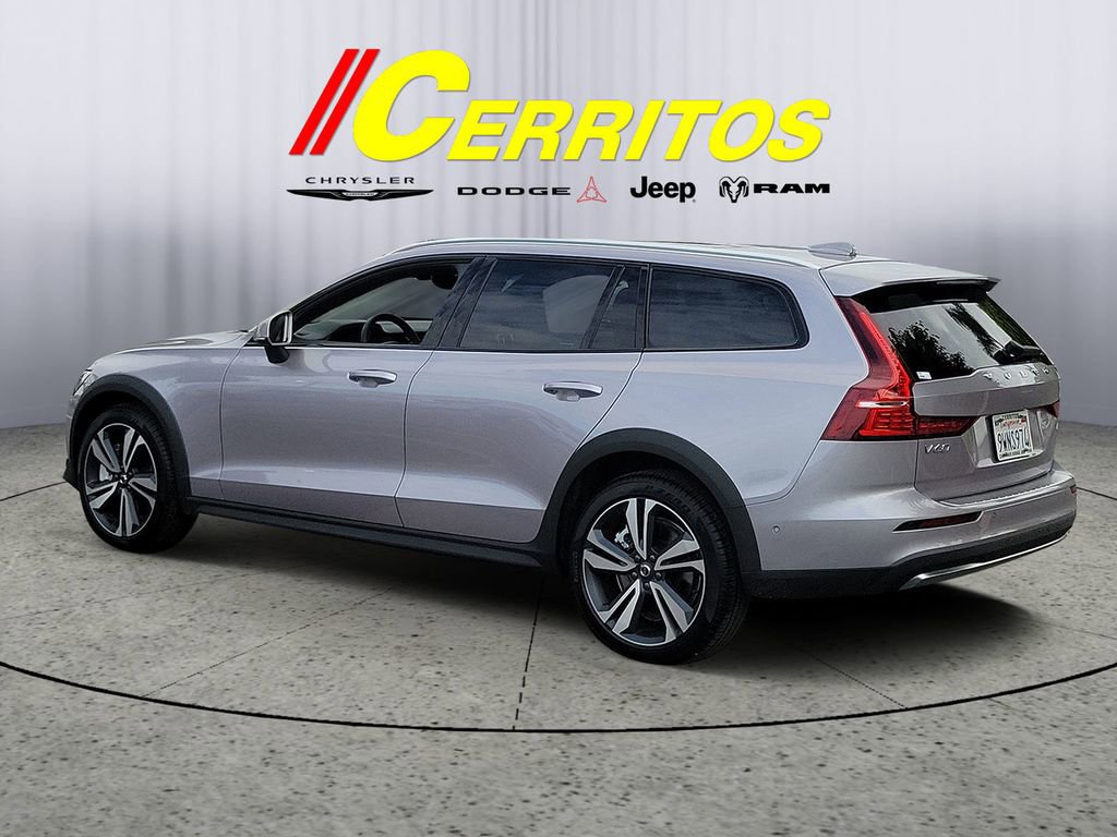 Used 2026 Volvo V60 B5 Cross Country Plus w/ Climate Package AWD/4WD image 2