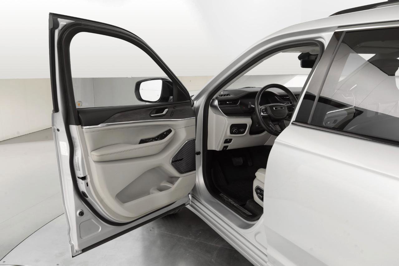 Used 2022 Jeep Grand Cherokee L Overland w/ Advanced Protech Group III image 11