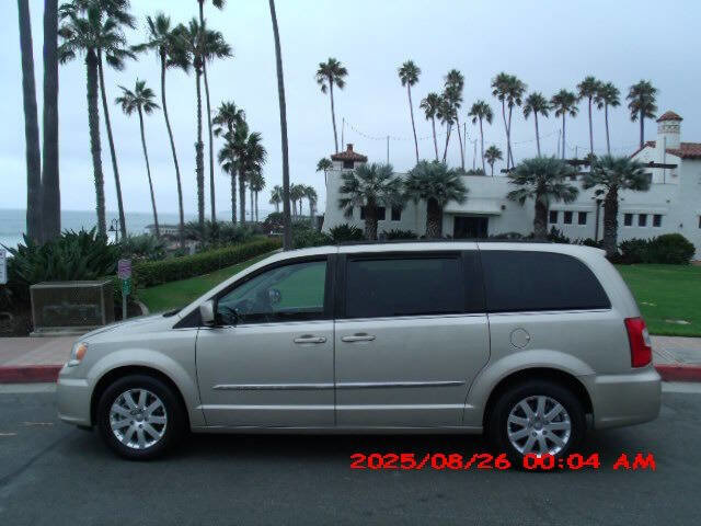 Used 2014 Chrysler Town & Country Touring image 17