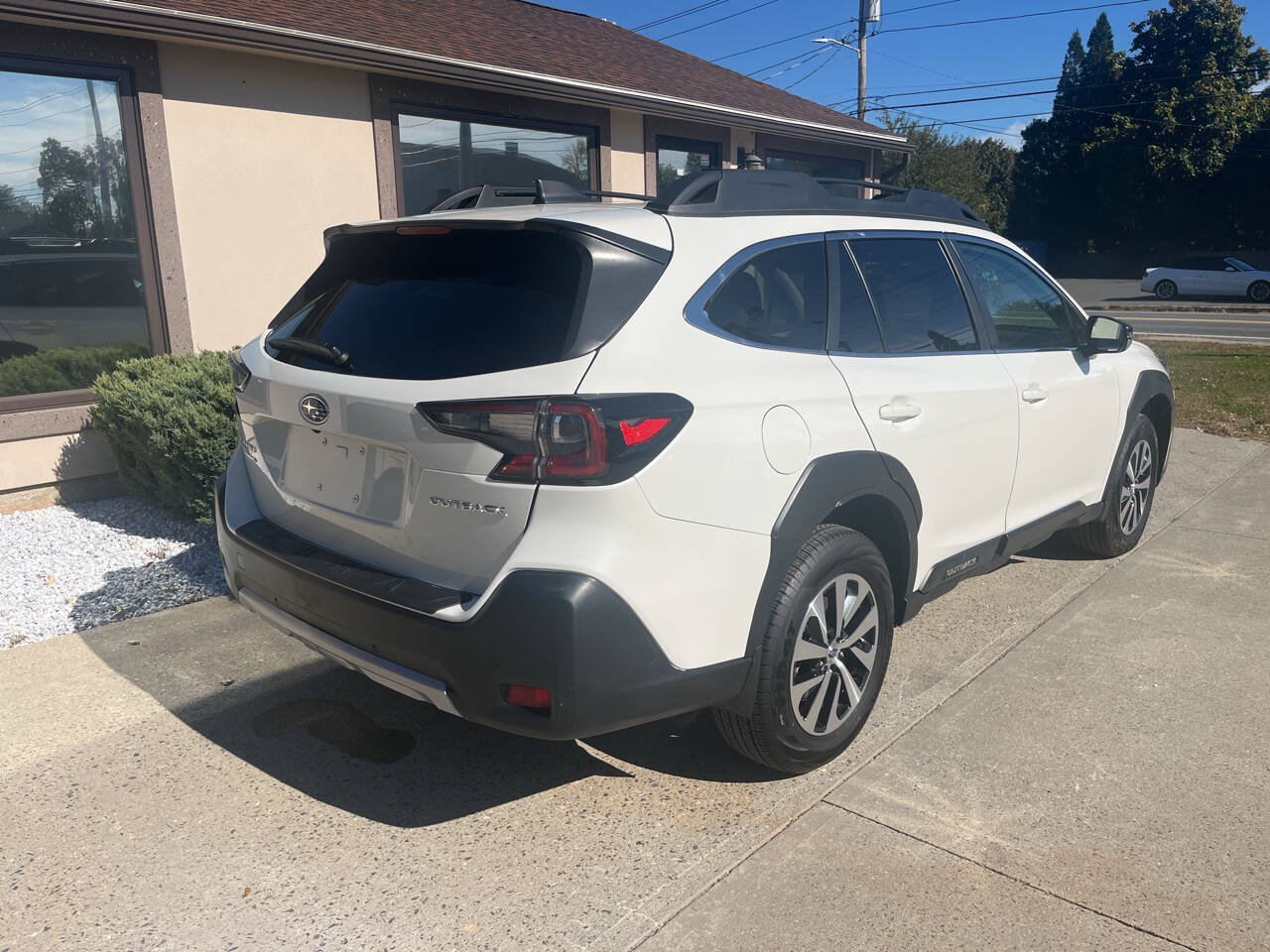 Used 2023 Subaru Outback Limited AWD/4WD image 2
