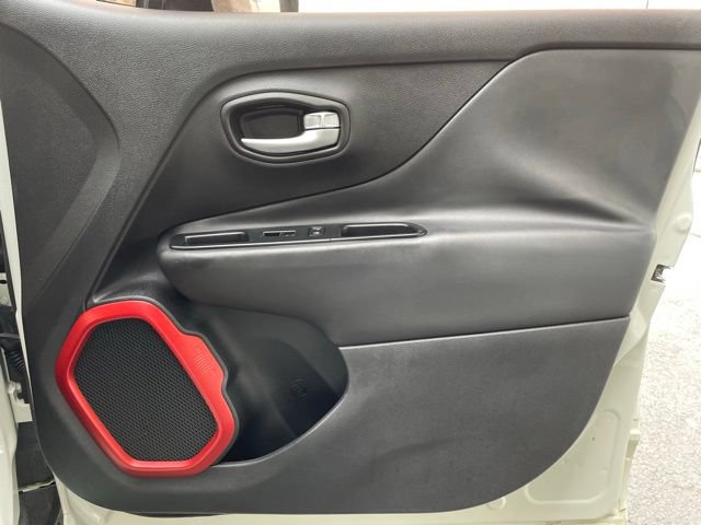Used 2015 Jeep Renegade Trailhawk AWD/4WD image 25