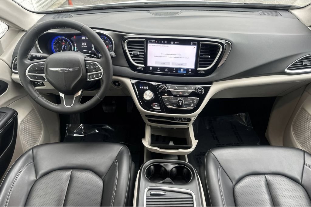 Used 2023 Chrysler Pacifica Touring-L image 13