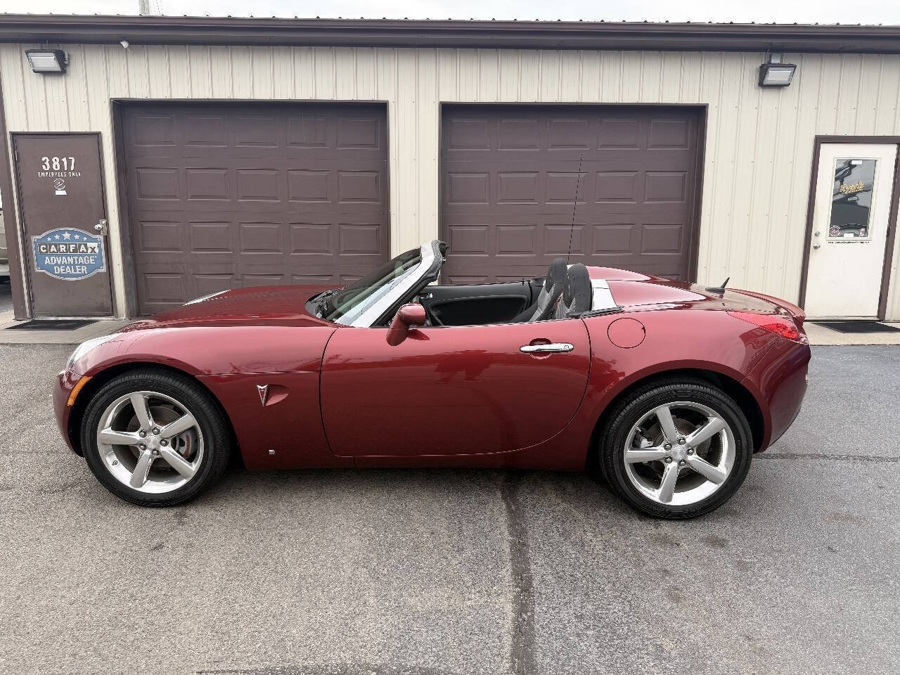 Used 2009 Pontiac Solstice Convertible w/ Preferred Package RWD image 2