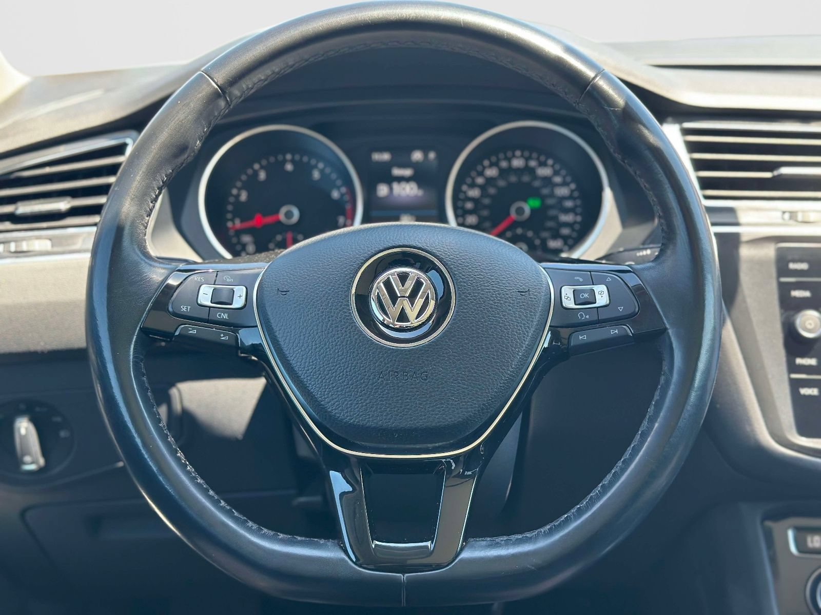 Used 2018 Volkswagen Tiguan SE w/ Panoramic Sunroof Package FWD image 24