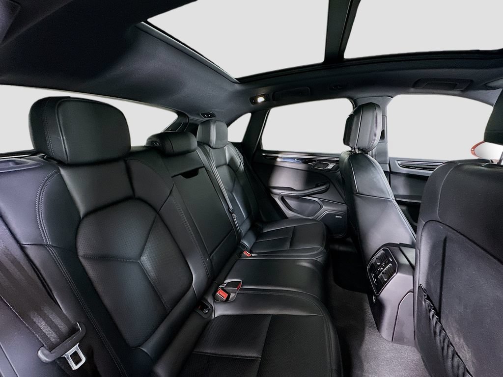 Certified 2022 Porsche Macan AWD/4WD image 28