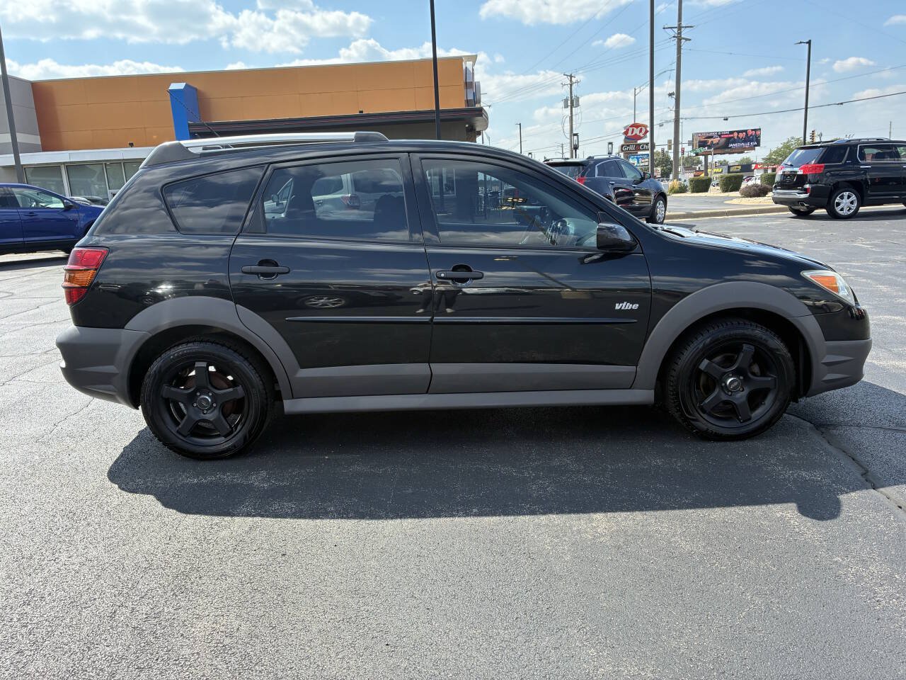Used 2007 Pontiac Vibe w/ Sun And Sound Package FWD image 2