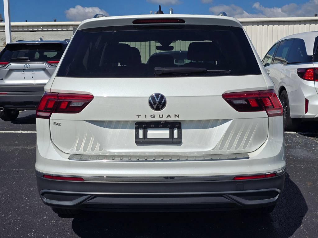 Used 2023 Volkswagen Tiguan SE w/ Panoramic Sunroof Package FWD image 5