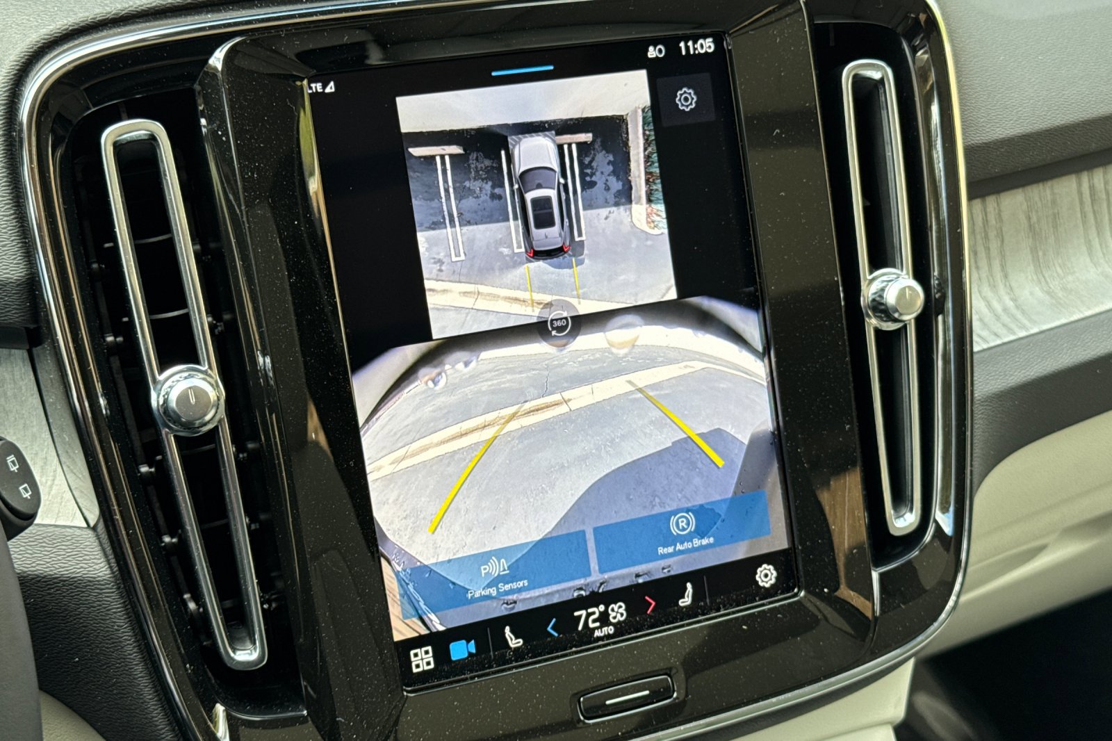 New 2025 Volvo XC40 B5 Ultra image 17