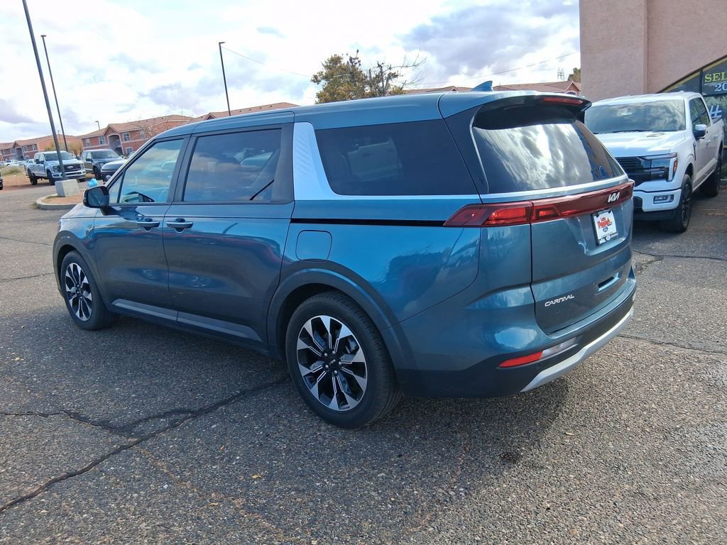 Used 2024 Kia Carnival EX image 3