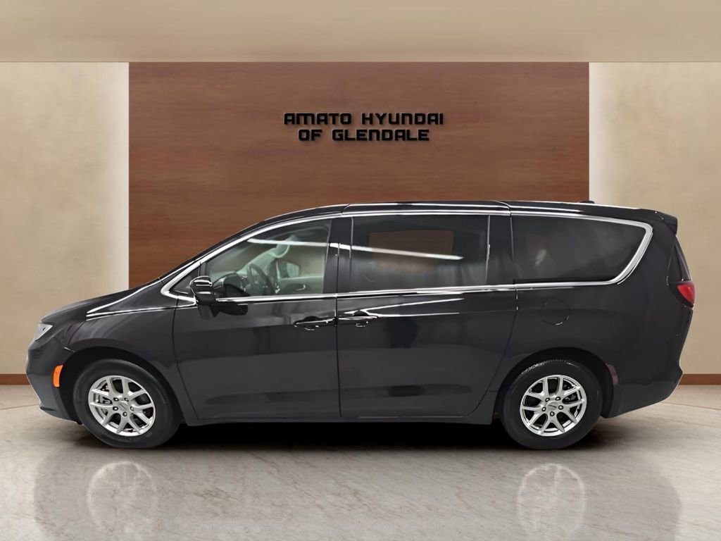 Used 2024 Chrysler Pacifica Touring-L image 3