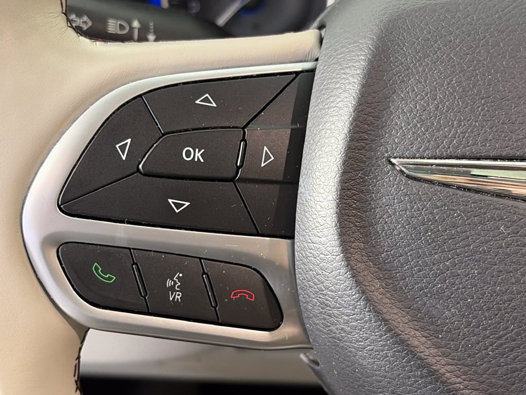 Used 2017 Chrysler Pacifica Limited w/ Advanced Safetytec Group FWD image 16