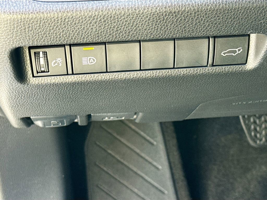 Used 2023 Toyota RAV4 XLE Premium image 9