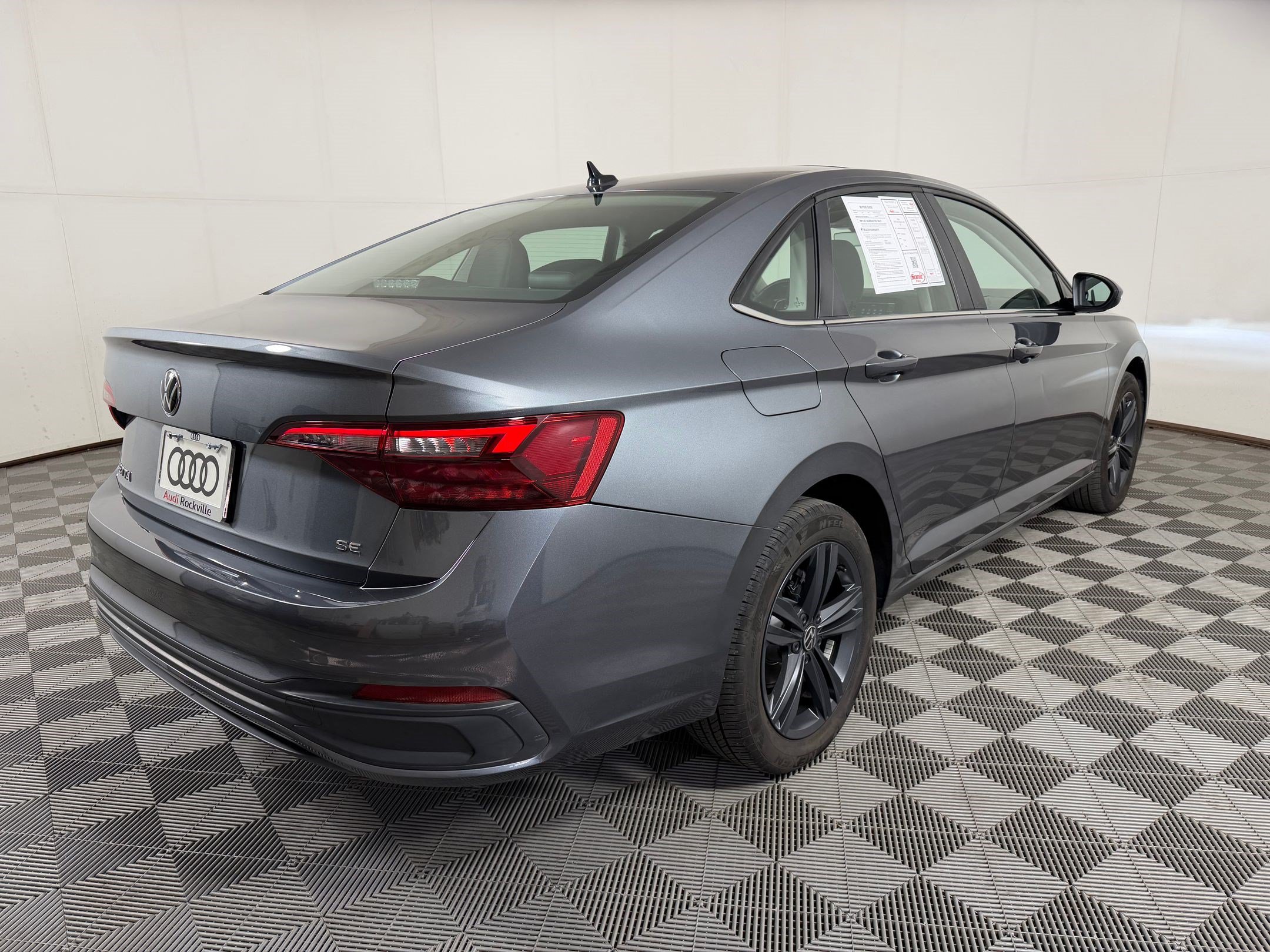 Used 2023 Volkswagen Jetta SE FWD image 9