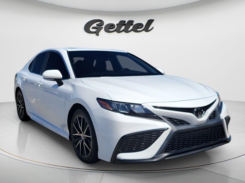 Certified 2022 Toyota Camry SE w/ Cold Weather Package AWD/4WD image 3