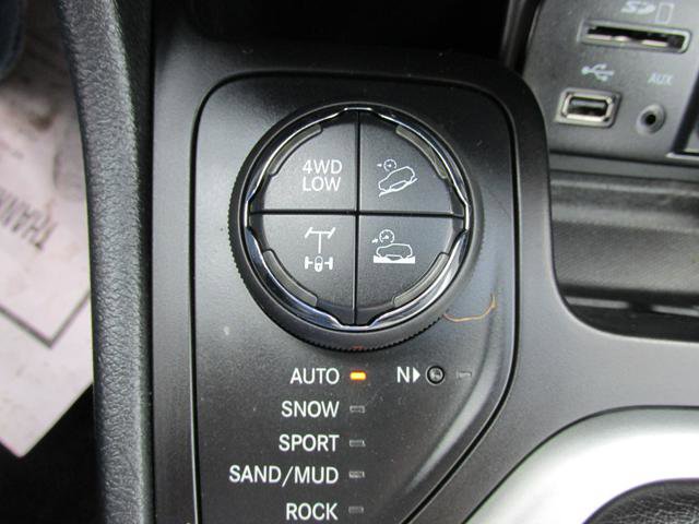 Used 2017 Jeep Cherokee Trailhawk w/ Cold Weather Group image 15