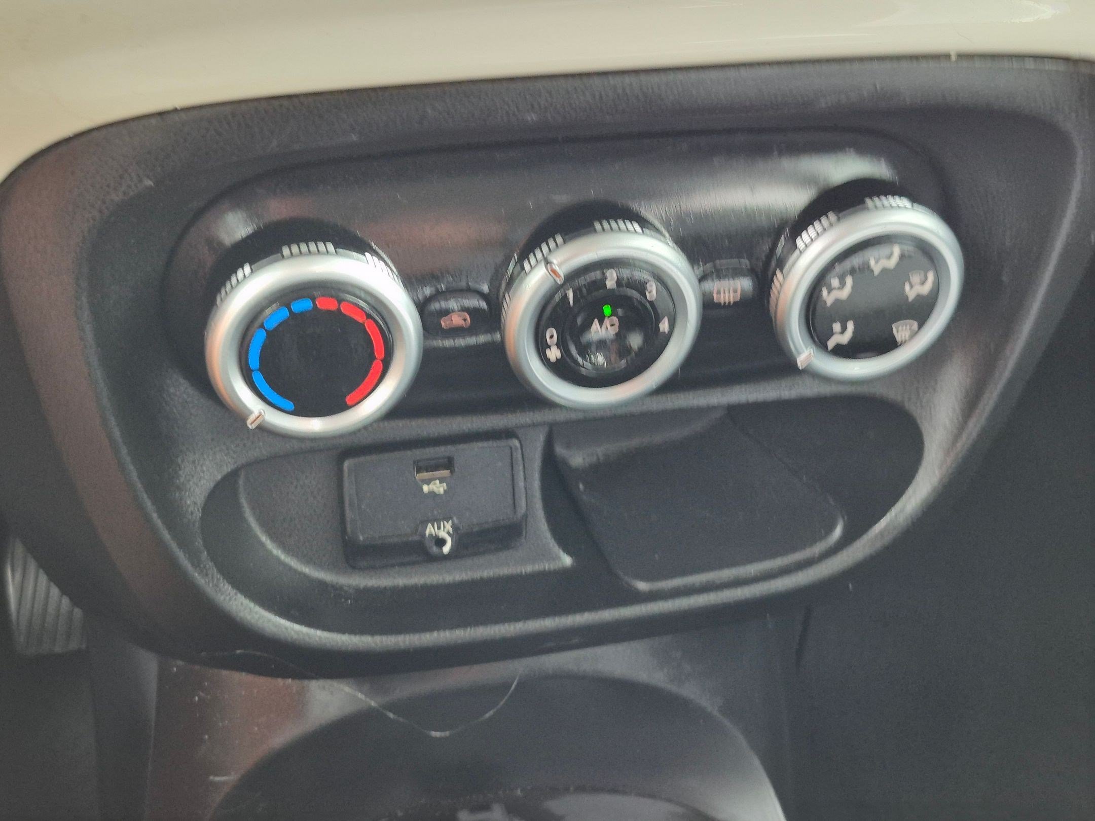 Used 2014 FIAT 500L Pop FWD image 32