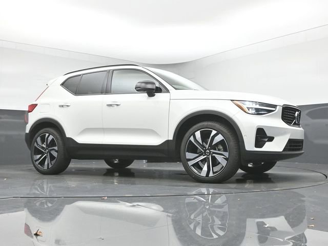Used 2024 Volvo XC40 B5 Plus image 35