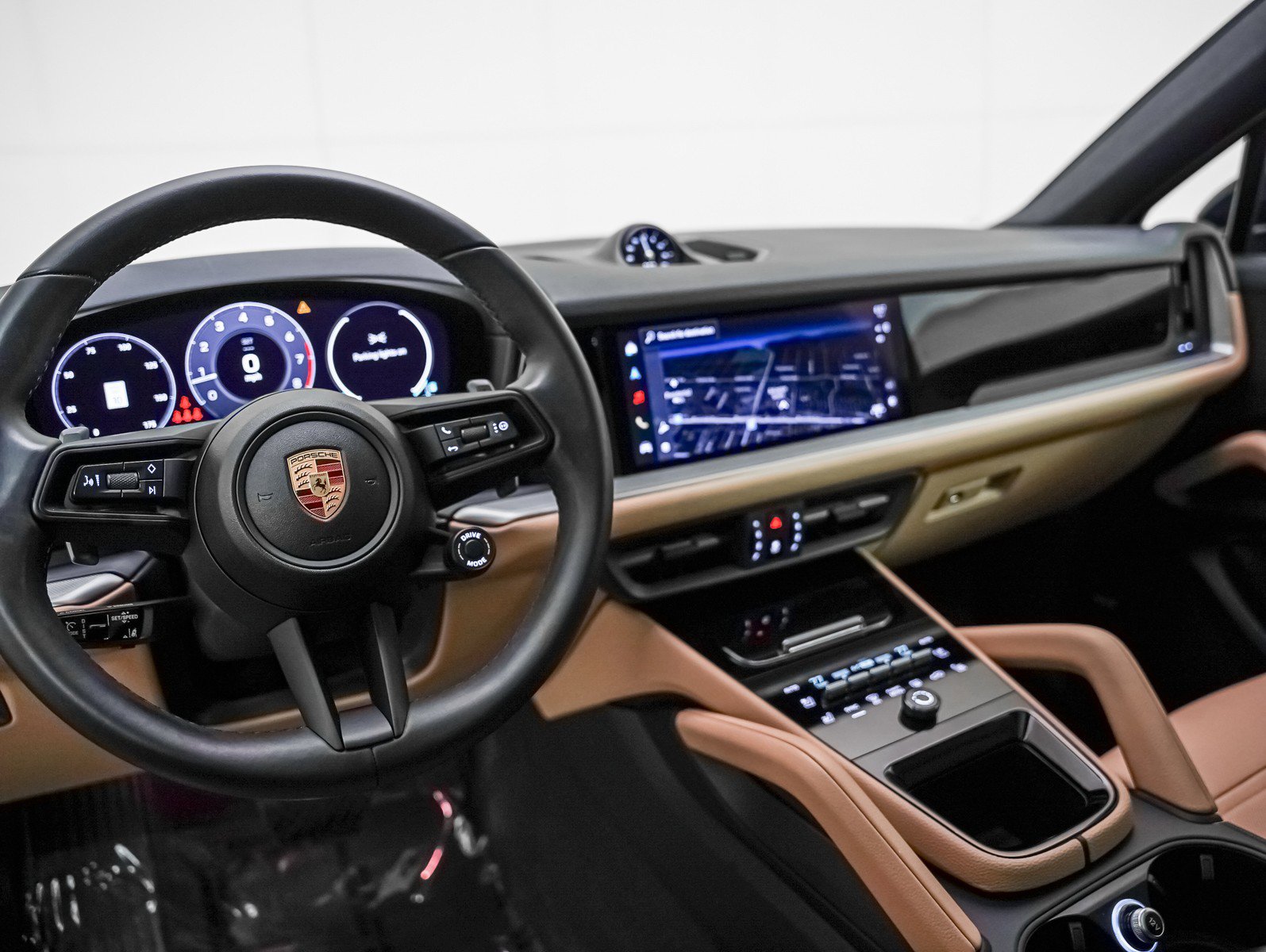 Used 2025 Porsche Cayenne Coupe image 4