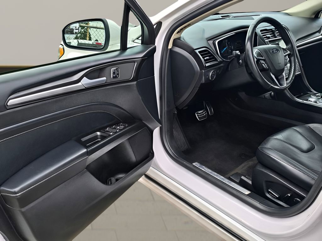 Used 2018 Ford Fusion Titanium image 16