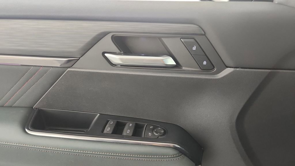 Used 2024 GMC Acadia AT4 w/ Luxury Package image 15